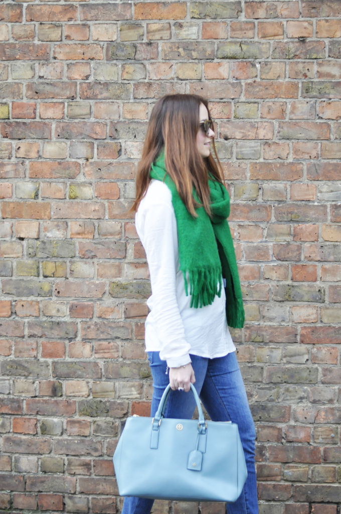 the_lady_in_the_green_scarf02